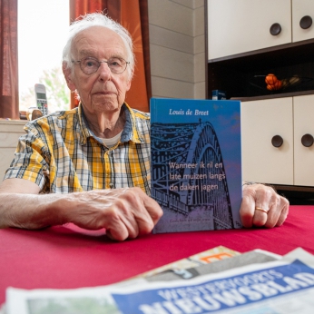 overzicht > Louis de Breet (93!) debuteert als dichter